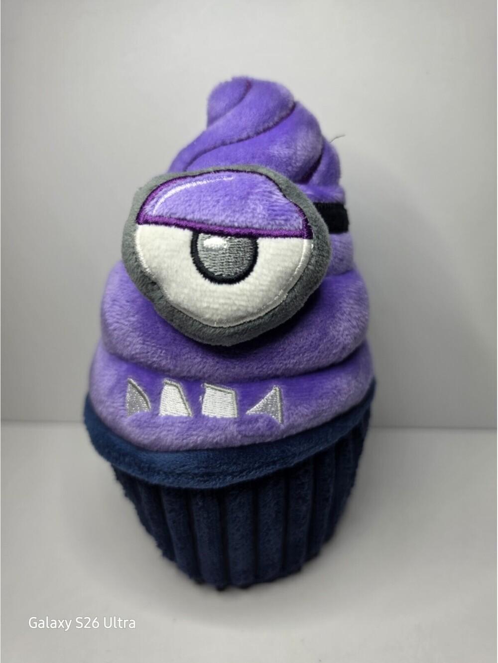 Universal Studios Despicable Me Evil Purple Minion Cupcake Plush 7"